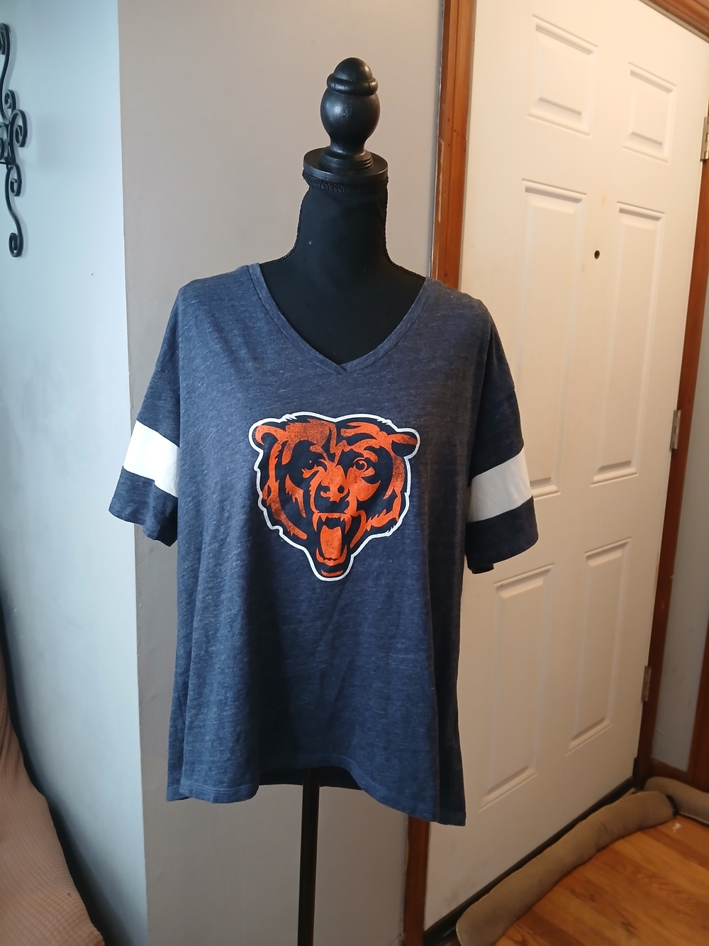 Fabletics Navy V-Neck Chicago Bears Logo Tee with Orange Bear Graphic Women's XL - Picture 2 of 7